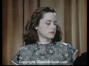 Vintage-1940s-makeup-tutorial-7--mirror